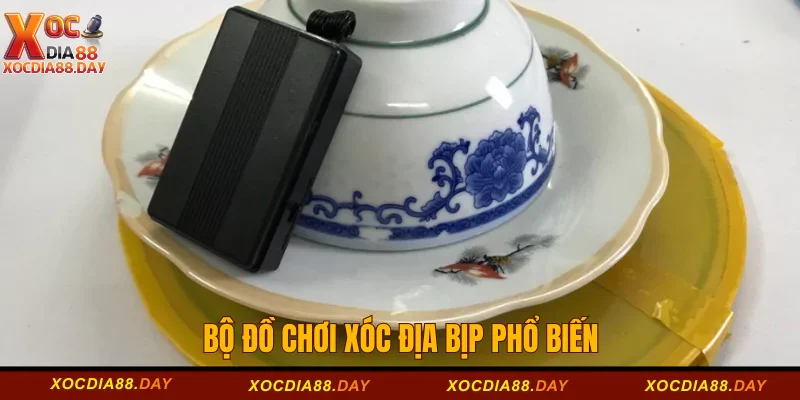 Xóc Đĩa Bịp Là Gì? Các Loại Hình Xóc Đĩa Bịp Hiện Nay 2 Bộ đồ chơi xóc địa bịp phổ biến